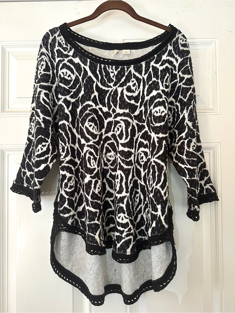 Anthropologie MOTH Rose Floral High Low Tunic Sweater Black White Knit L